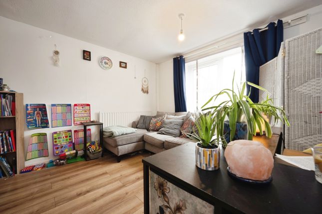 Eagle Close, Luton photo 3