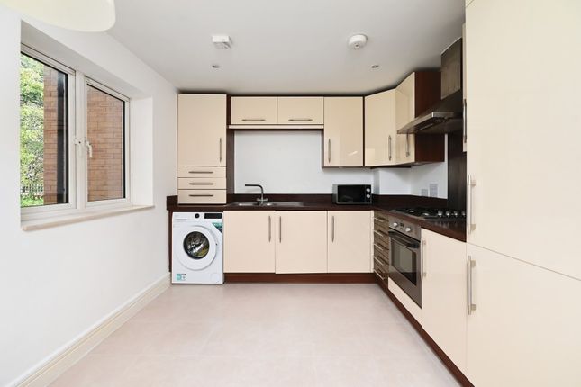 2 Meadow Croft, Bowes Road, Staines photo 2