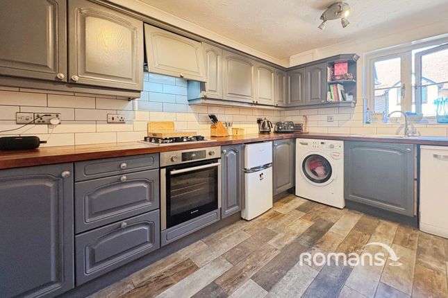Flat 3, Mayfield Court,, Reading Road, Hook photo 4