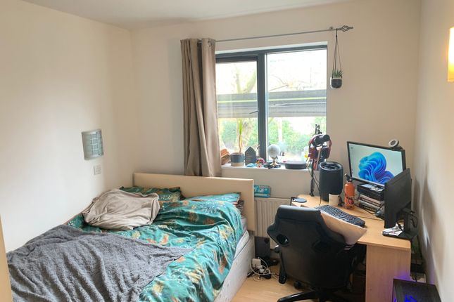Thumbnail Room to rent in Mile End Road, London