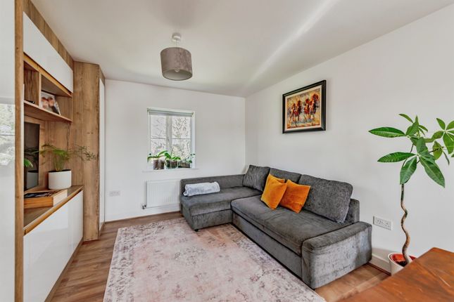 11, Crocus House, Daffodil Crescent, Crawley photo 2
