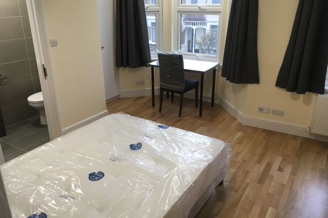 Room to rent in Very Near Brisbane Road Area, Ealing West