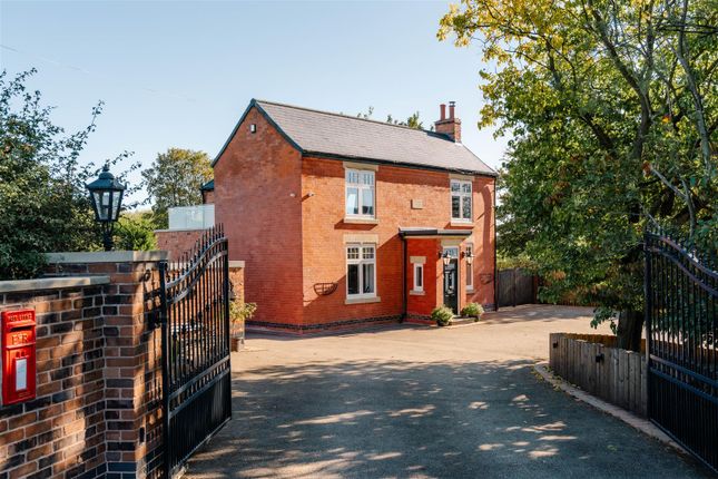 3-bed detached on Chesterfield Road, Chesterfield, £750,000