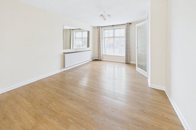 3-bed terraced on 9, Holmsdale Close, Buckinghamshire, £450,000