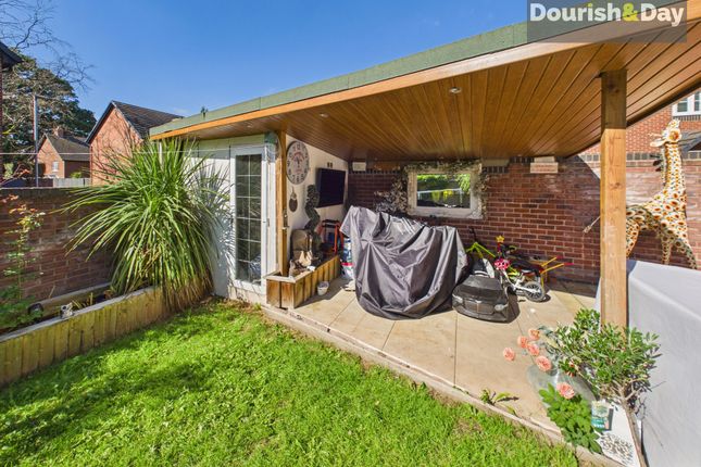 24 Manor Grove, Stafford photo 3