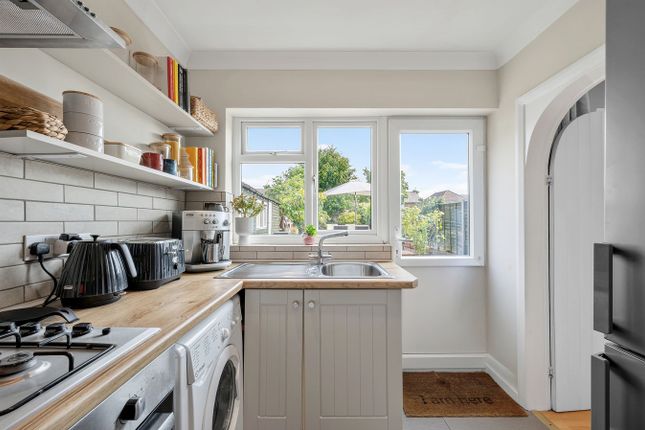 28, Sunbury Lane, Walton-on-Thames photo 4