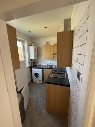 12 Yeading Court, Masefield Lane, Hayes photo 4