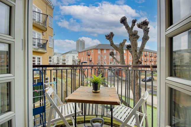 Flat for sale in Wolfe Crescent, London