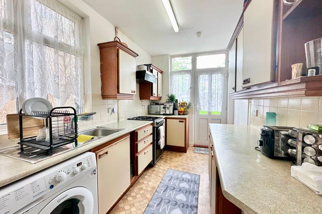 8 Lynton Avenue, London photo 3