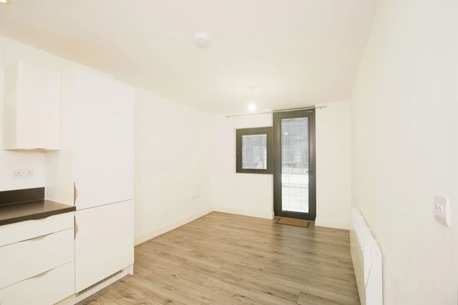 Flat for sale in Whitchurch Lane, Bristol