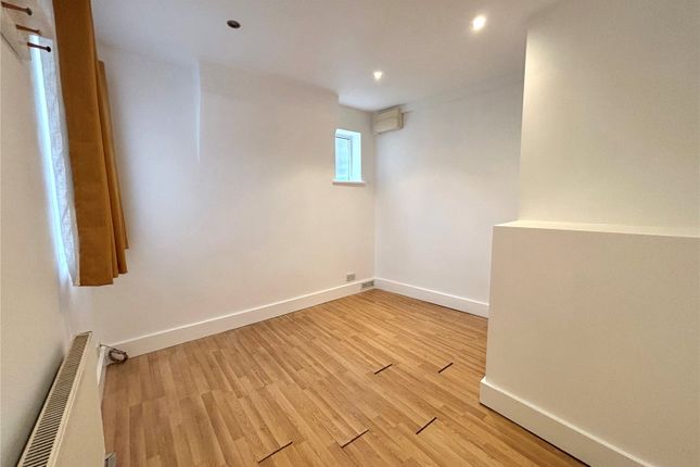 Flat 4, 4, Longdene Road, Surrey photo 4