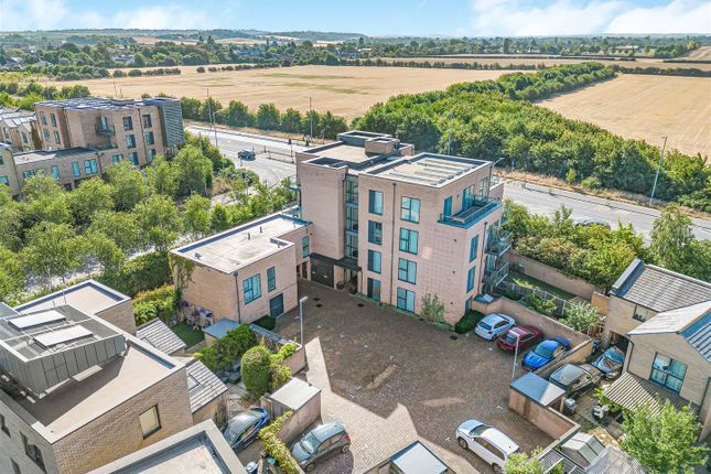 Flat 10, Hackett House, Glebe Farm Drive, Cambridge photo 2