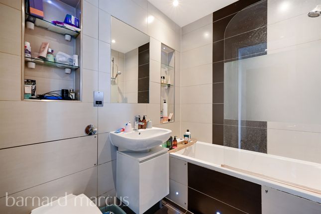 Flat for sale in Chiswick High Road, London