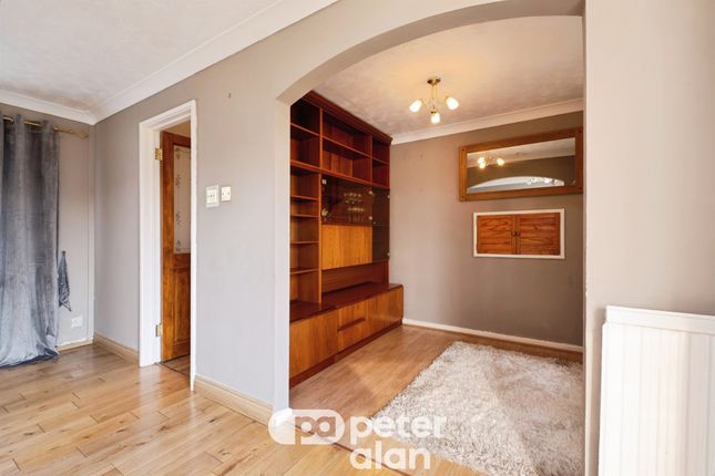 31, Chester Close, PONTYPOOL photo 4