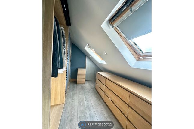 Walk-In Wardrobe (2F)