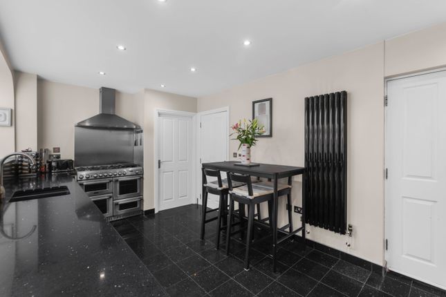 201 Cleveland Way, Stevenage, Hertfordshire photo 4