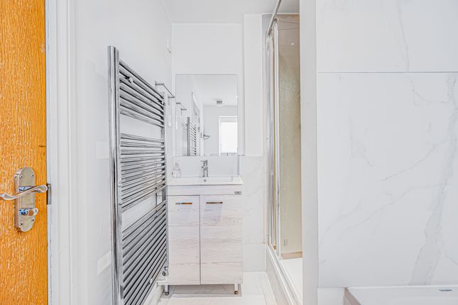 12 Elizabeth Court, Palgrave Gardens, London photo 3