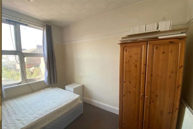 Semi-detached house to rent in Dunstable Road, Luton