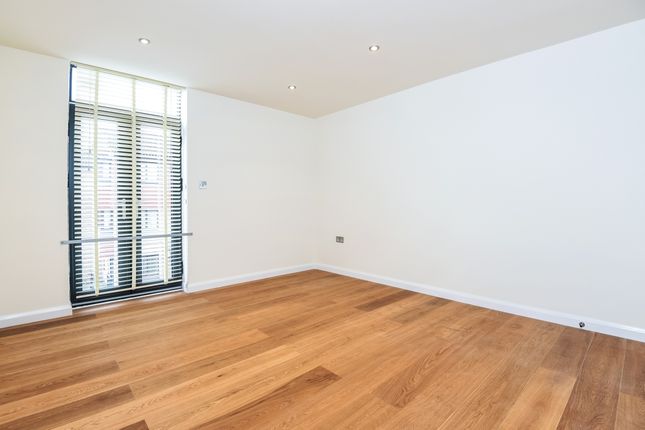 Flat 3, 120, London Road, Surrey photo 4