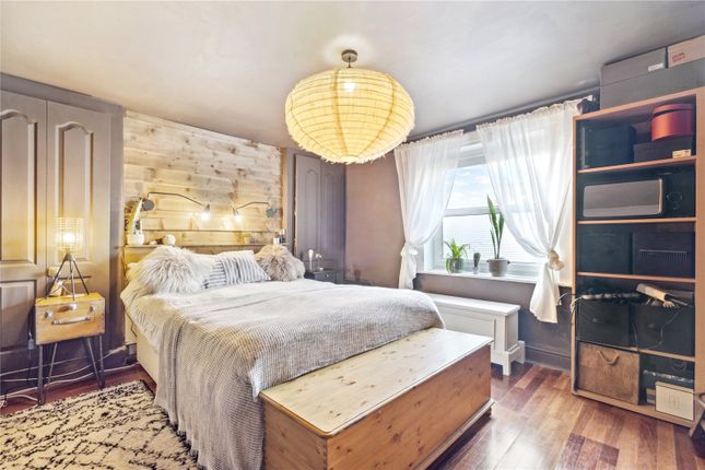 Flat for sale in Wandsworth Road, London