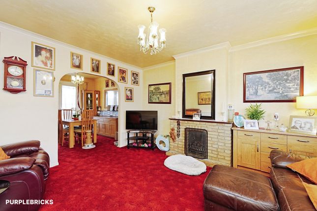 4, Badgers Croft, London photo 2