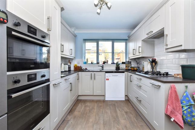 32, The Thatchings, Polegate photo 3