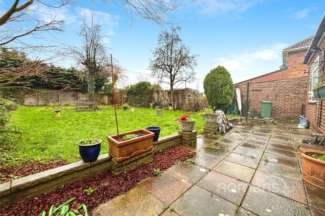 28, Lawford Crescent, Hampshire photo 4