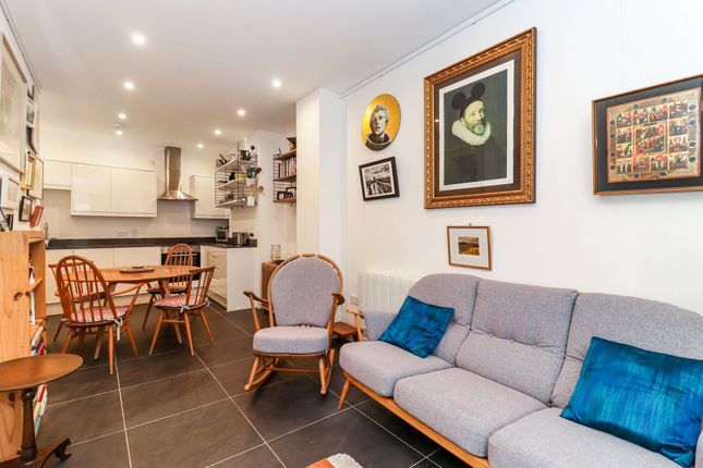 32b Langley Road, Watford photo 3