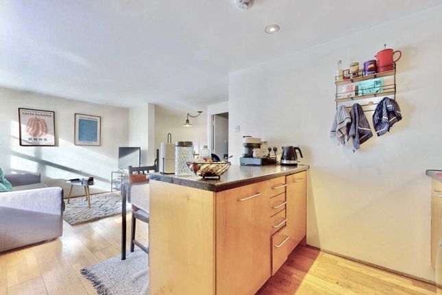 Flat for sale in Highgate Hill, Archway