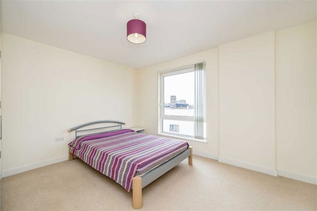 Flat 61 Barrington Court, 124, Wilton Road, London photo 4