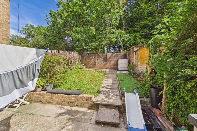 6, Harvey Close, Broadfield photo 3