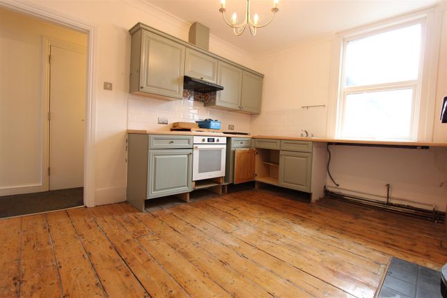 Flat to rent in Queen Annes Place, Enfield