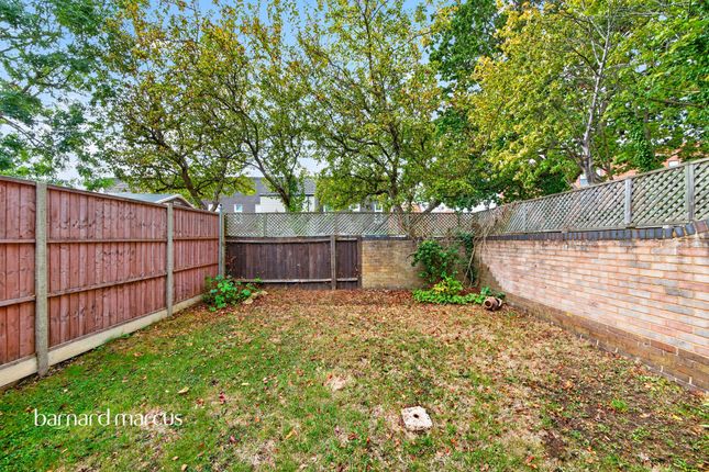 32, Domville Close, London photo 4