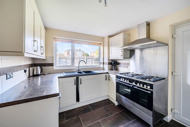 2, Wyndham Close, Yateley photo 4