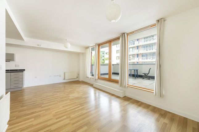 Studio flat on Flat 5, Waverley House,, Cathedral Walk, Bristol, £165,000