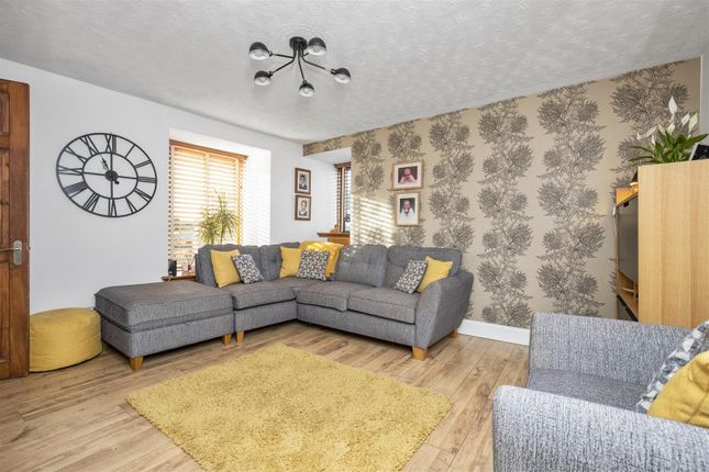 52, Victoria Avenue, Milnathort photo 3