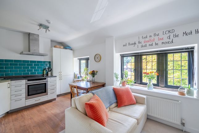 Flat 4, 5-6,, Bishopsmead Parade, East Horsley photo 2