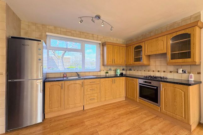 3 Kent House Stratton Close, Edgware photo 2