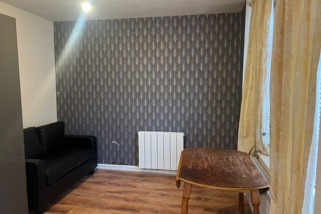 Flat 6 60-62 Dumfries Street, Luton photo 2