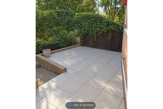 Redwood Drive, Luton photo 3