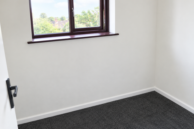 6 Tantony Grove, Romford photo 3