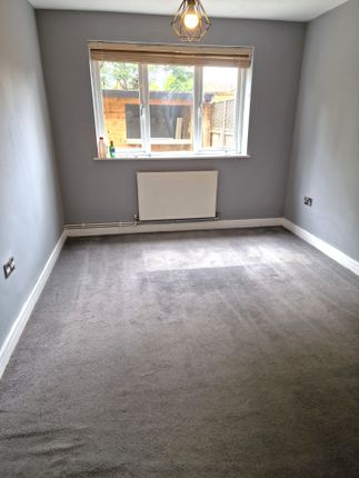 19, Cedar Court, Egham photo 5
