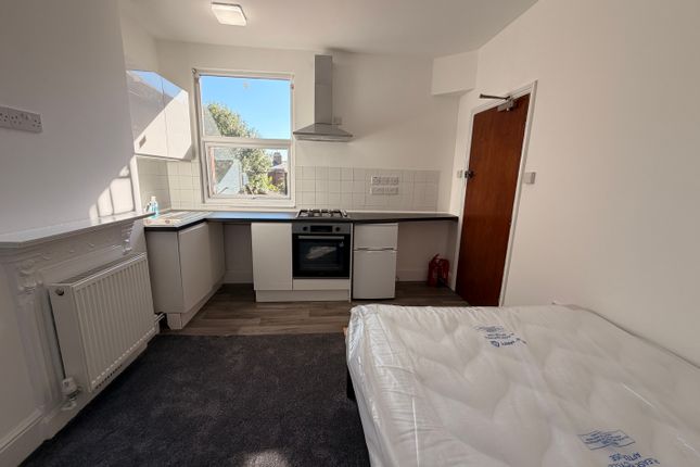 Room 5, 28, Kingsthorpe Grove, NORTHAMPTON photo 2