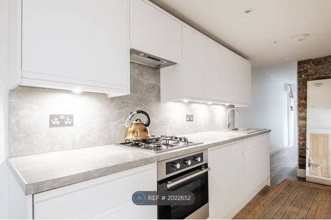 Flat to rent in Dunlace Road, London