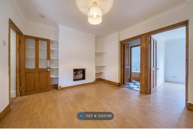 Flat, Warwick Place Summer Road, Thames Ditton photo 3