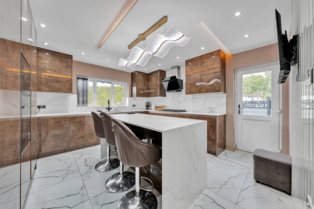 18, Wolsey Close, Southall photo 3