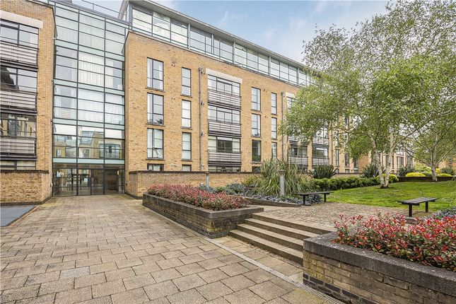 Flat to rent in Town Meadow, Brentford