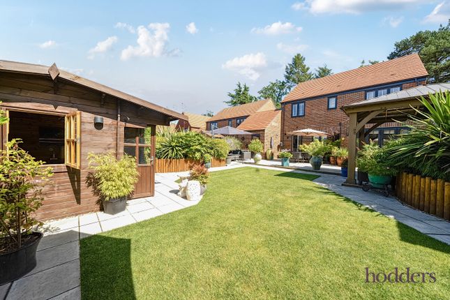 2, Homewood Close, Ottershaw photo 4