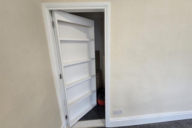 Woodfield Crescent, Kidderminster photo 5