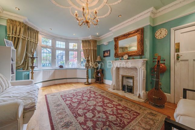 71, The Chine, Grange Park photo 2